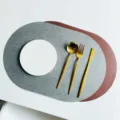 Doppelseitige Leder-Tischset, graue und braune ovale Platzmatte mit goldenem Besteck. - Ovaler Stil / Hellgrau und Dunkelbraun Doppelseitig