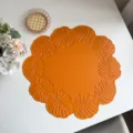 Oranje Monstera Blad Lederen Tafelmat Waterdichte en Hittebestendige Eettafelmat - 38x38cm / Monstera Oranje