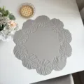 Grijs lederen placemat met monstera blad reliëf ontwerp, waterdichte tafelmat voor eetkamer. - Monstera Rijstgrijs