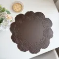 Donkerbruine lederen placemat met reliëf monstera blad ontwerp, waterdichte hittebestendige mat. - Monstera Koffie