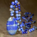 Collana lunga etnica fatta a mano con prezioso ciondolo ovale in lapislazzuli e perline blu. - N2847 Lapislazzuli Ciondolo Ovale Stile