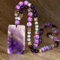 Collana lunga di perle fatta a mano con grande ciondolo in cristallo viola per donna. - N2858 Ametista Ciondolo Quadrato Stile