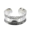 Ampio bracciale rigido aperto rétro da donna, elegante gioiello vintage in metallo inciso. - Merletto Simmetrico