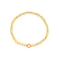 Vista detallada de un amuleto de ojo turco naranja en una pulsera de cuentas de oro de 18 quilates. - Estilo Naranja (JSS240029D)