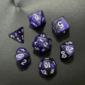 Dettaglio di un set di 7 dadi poliedrici viola con trama marmorizzata perlata per GDR. - Motivo Marmorizzato (Viola Scuro) / Confezione da 7