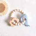 Pulsera mordedor de silicona segura para bebés con ballena y aro de madera natural - Ballena y Estrella
