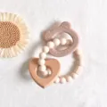 Mordedor de silicona suave para bebés con corazón de madera y diseño de osito - Oso Naranja Rosa y Corazón