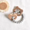 Pulsera mordedor de silicona suave para bebés con corazón de madera y aro de oso - Oso Cacao y Corazón