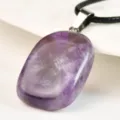 Natürlicher lila Kristall quadratischer Stein Anhänger Halskette mit schwarzem Band. - Amethyst