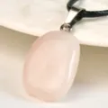 Minimalistische rosa Kristall Stein Anhänger Halskette mit schwarzem Lederband Schmuck. - Rosenquarz