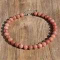 Collana di perle in pietra rosa naturale con catena di estensione, elegante e classica. - Pietra del Sole