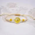 Bracciale intrecciato in corda con sfera di vetro e fiore secco giallo stile boho regolabile. - Giallo