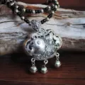 Collana etnica vintage con ciondolo a lucchetto pesce argentato e catena di perline nere e argento - Serratura a Pesce di Sicurezza (N2263)