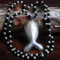 Vintage langes Halsband mit silbernem Fisch-Anhänger und eleganten schwarzen Perlen. - Wohlstandsfisch (N2232)