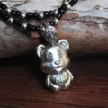 Vintage Thai Silber niedlicher Bär Anhänger Halskette mit schwarzen und silbernen Perlen. - Wohlstandsmaus Design (N2264)