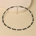 Elegante collar choker de cristal negro y perla blanca con cadena de extensión metálica. - Negro