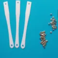 DIY accessoireset voor waaierhandgreep met witte kunststof handgrepen en metalen klinknagels. - Klinknagel Waaier Lang Handvat / 5 Stuks/Verpakking
