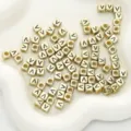 Goldene quadratische Buchstaben V Acrylperlen für DIY handgemachte Schmuckarmbänder - 6x6mm (50 Stück/Packung) / Gold-V