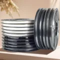 Vista detallada de rollos de tiras de sellado de juntas impermeables autoadhesivas. - Plata Elegante