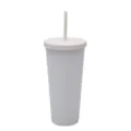 Vista dettagliata del bicchiere con cannuccia in plastica opaca da 710ml e finitura liscia. - 24oz / Bianco