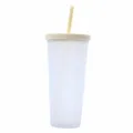 Detalle de la taza con pajita de plástico esmerilado en beige, con diseño de doble capa. - Beige