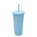 Primo piano del bicchiere in plastica azzurro opaco, dettaglio della finitura e cannuccia. - 24oz / Celeste