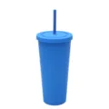 Primo piano dettagliato del corpo della tazza con cannuccia in plastica blu opaca. - 24oz / Blu Mediterraneo