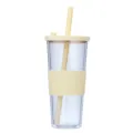 Gros plan détaillé sur le gobelet en plastique transparent avec sa housse en silicone beige. - 24oz / Beige