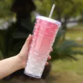 Rosa schimmernder Meerjungfrauen Schuppen Becher mit Strohhalm, stilvoller Becher. - Regenbogen-Glitzer Farbverlauf Rot
