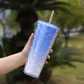 Blauer Farbverlauf Meerjungfrau Schuppen Becher mit Strohhalm, stilhafter Plastikbecher. - Regenbogen-Glitzer Farbverlauf Blau