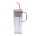 Detailansicht des transparenten Trinkbechers mit Henkel, Strohhalm und praktischem Teesieb. - 40oz/1200ML / Transparentes Hellviolett 57586