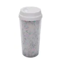 Primer plano detallado de la taza de café de viaje de plástico transparente con purpurina. - Blanco Roto