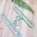 Nahaufnahme Detail des mehrlöchigen Klappkleiderbügels, platzsparender Kunststofforganizer. - Nordisches Blau