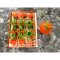 Giocattolo di sfera di decompressione stampato in 3D con parti di montaggio e palla finita. - Tavola di Autoassemblaggio DIY / Arancione