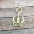 Plastic four-claw rotating hook detail, perfect for organizing ties, bags and wardrobe accessories. - Beige