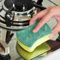 Esponja de limpieza de cocina de doble cara con estropajo verde y capa absorbente amarilla. - Forma de Cintura