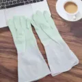Lange groene en witte rubberen schoonmaakhandschoenen voor huishoudelijk keukengebruik. - S / Tweekleurig transparant groen