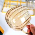 Amberkleurige gestreepte glazen koffiekop met handvat, hittebestendige geribbelde lattekop. - Champagne