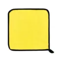 Primo piano dettagliato di un morbido panno in microfibra giallo con bordi neri. - 30x30cm