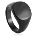 Gros plan détaillé de la surface lisse de la bague chevalière en acier noir et de son anneau. - Taille 6 / Noir