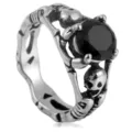 Primer plano detallado del anillo de calavera gótico vintage con piedra negra de acero. - Talla 7 / Estilo piedra negra / Color acero
