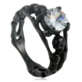Vista detallada del anillo de esqueleto gótico punk con piedra de circonita brillante. - Talla 7 / Estilo de Piedra Blanca / Negro