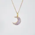 Goldfarbene Halskette mit einem violetten Kristall-Mond-Achat-Anhänger, elegante Schmuckkette. - Violetter Halbmondstil (N2548)
