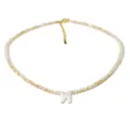 Collana con perline e ciondolo lettera in conchiglia con perle di cristallo, catena elegante. - Stile N