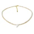 Collana di perle di cristallo con ciondolo lettera P in conchiglia e catena dorata. - Stile P