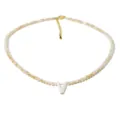 Collana di perle di cristallo da donna con ciondolo lettera V in conchiglia e catena dorata. - Stile V