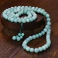 Collar largo de cuentas de jade retro y cuentas de oración en exhibición de madera. - Estilo Étnico Vintage (N2681)
