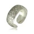Bracciale rigido largo argento etnico retrò dettaglio primo piano motivo texture fine - Stile L Esagono Geometrico