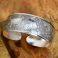 Bracciale rigido largo argentato vintage con motivi in rilievo di tigri etniche e sole - Stile R Tigre