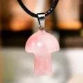 Collana con ciondolo a fungo carino in cristallo di quarzo rosa naturale corda in pelle. - Quarzo rosa